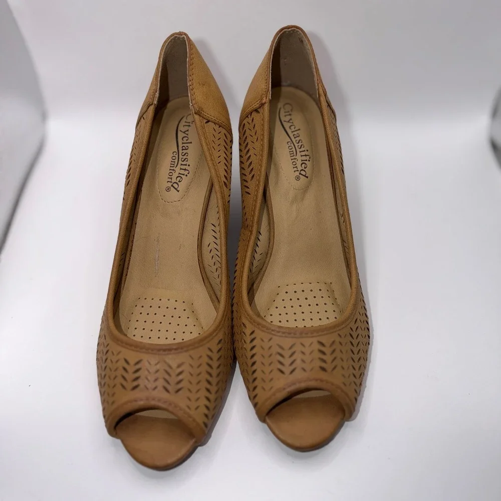 City Classified Womens 8.5 Tan Laser Cut Peep‎ Toe Wedge Heel Boho Comfort L1